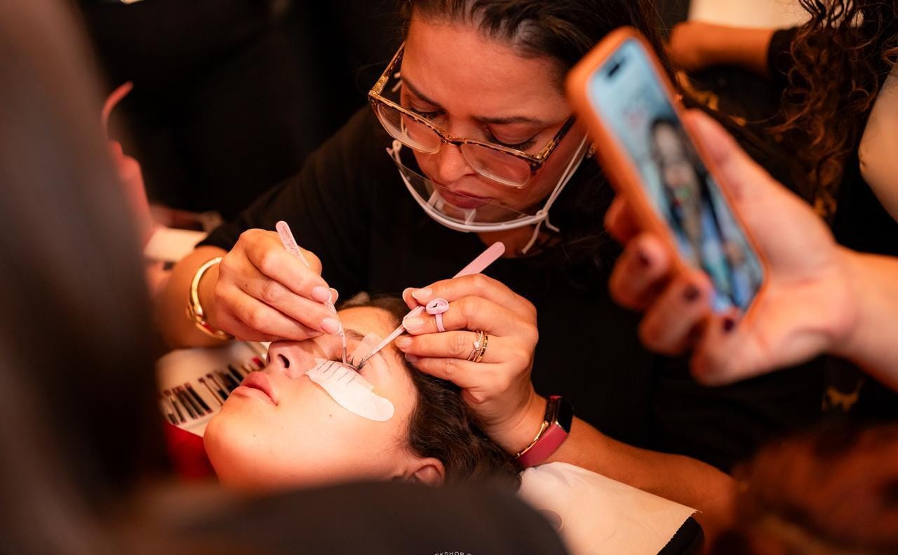 Curso presencial de extensão de cílios em Belo Horizonte